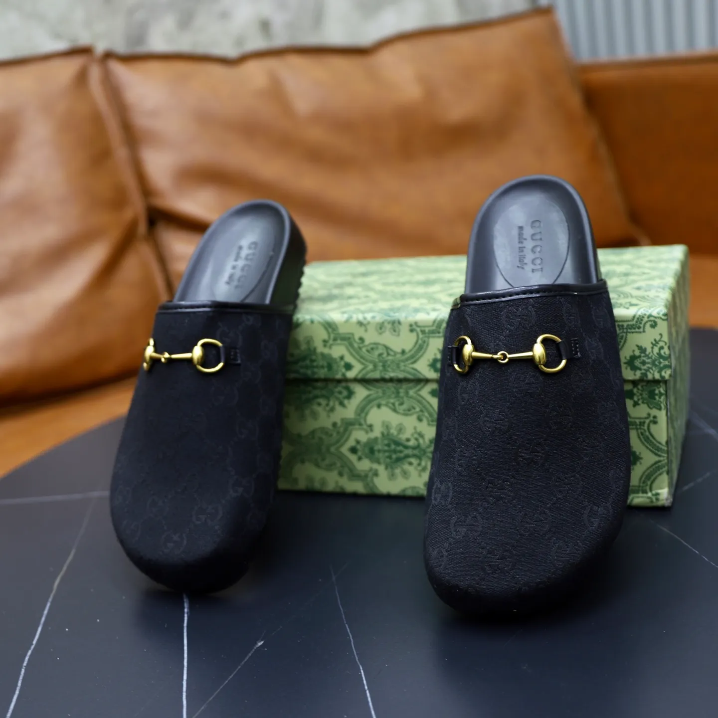 Ex-factory price: 340💰🙅‍♂️🙅‍♂️🙅‍♂️Couple model Brand: GUCCI Standard code: 35-44 (45 customized) Grade: Same as the official website Material: Original leather design Original lightweight wear-resistant molded outsole Style category: Men's fashion sandals Distinguished luxury brand elements Top luxury Color: Actual picture color
